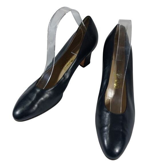 FERRAGAMO! BLACK GENUINE LEATHER SUPER SLEEK, UNDERSTATED & ELEGANT PUMPS! SZ 9B - Picture 3 of 11